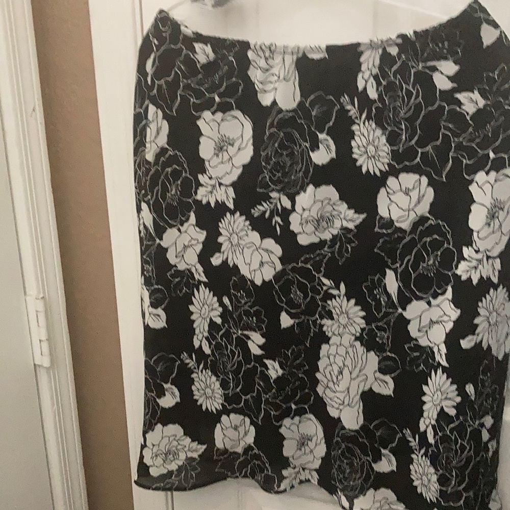FINAL MARKDOWN Ladies George skirt 10